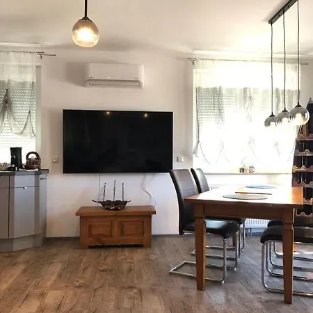 Schicke In Messenaehe 3*