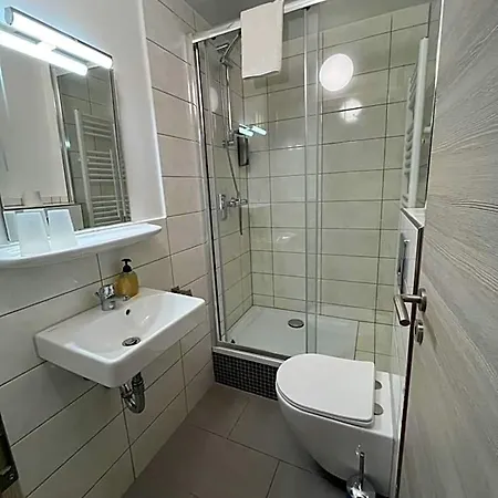 Schicke In Messenaehe 3*